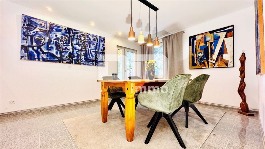 Umfassend saniertes Ein- Zweifamilienhaus auf großem Grundstück in Traumlage - EG WE1 Linker Gebäudeteil Essbereich / Terrasse